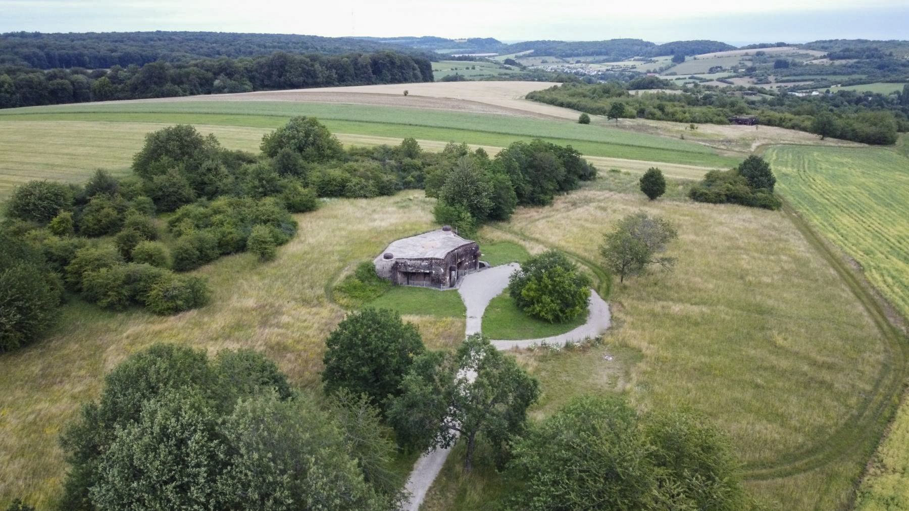 Ligne Maginot - GRAND LOT - C36 - (Casemate d'infanterie - Double) - Vue aérienne avec le fond de vallée du Weihergraben et la casemate C37 Ouest d'Escherange dans le fond