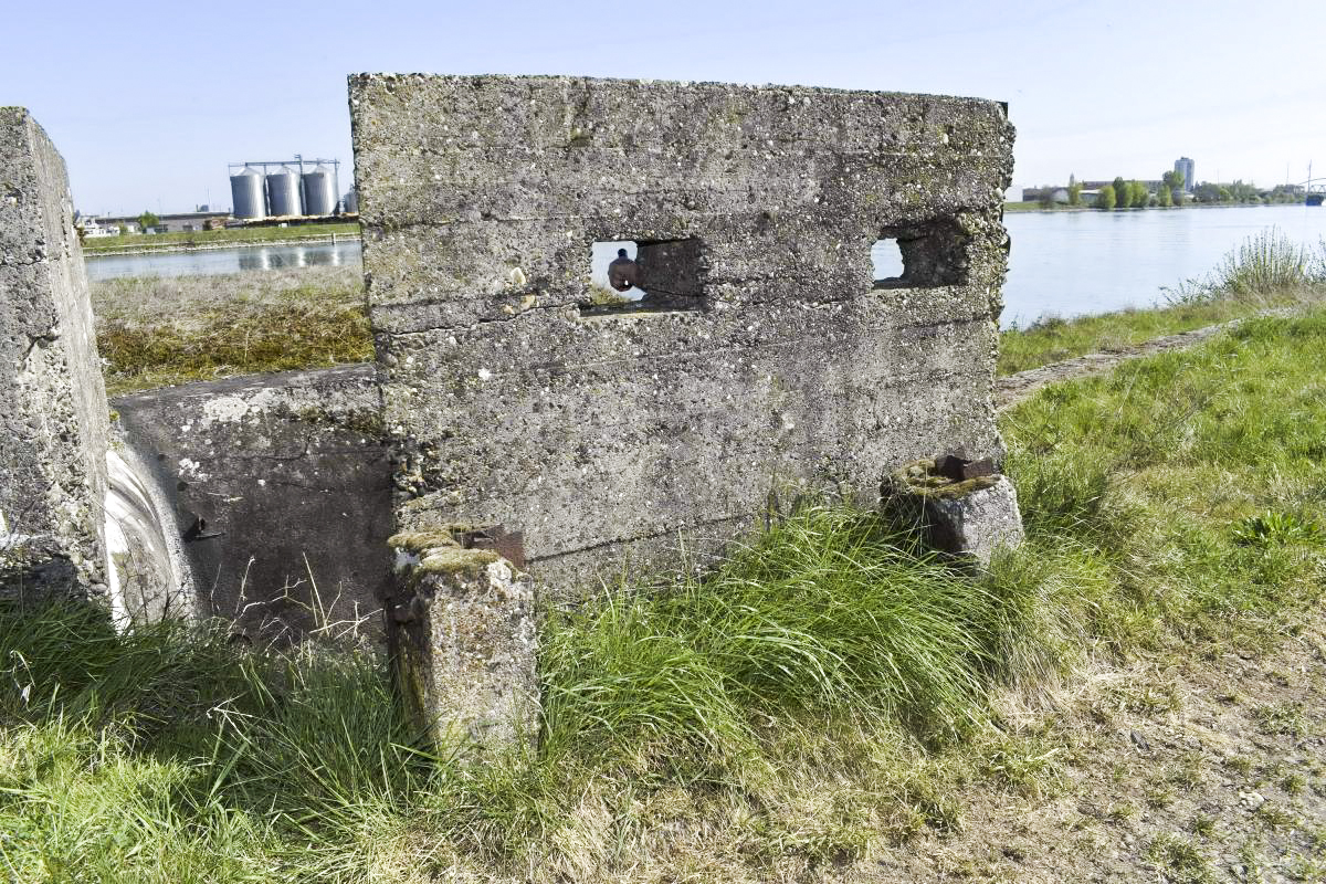Ligne Maginot - SPORENINSEL - (Casemate d'infanterie - Double) - L'entrée depuis la berge protégée par des murs munis de créneaux