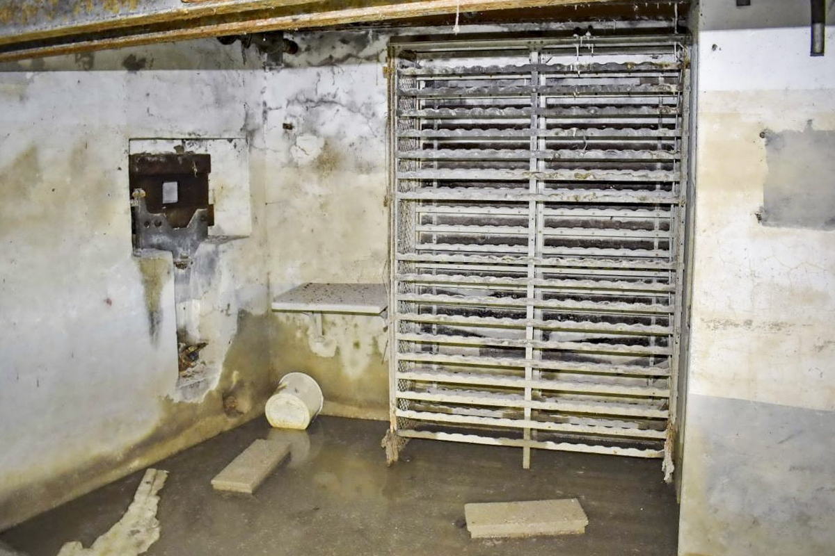 Ligne Maginot - SPORENINSEL - (Casemate d'infanterie - Double) - Chambre de tir nord 
Créneau FM de défense de l'entrée et casier à obus de 47