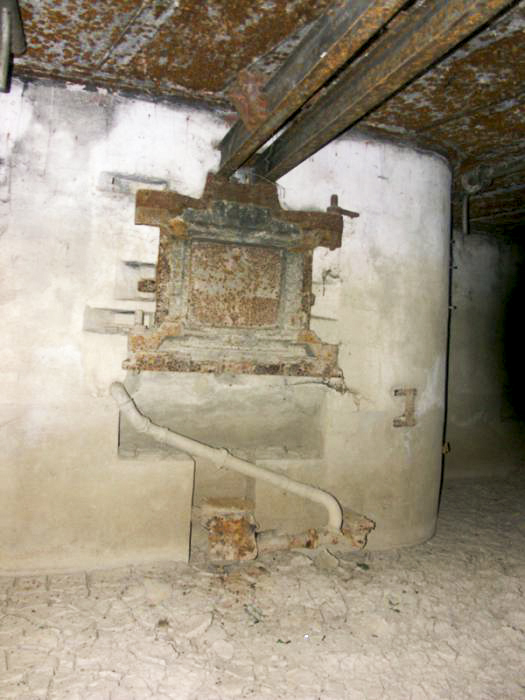 Ligne Maginot - SPORENINSEL - (Casemate d'infanterie - Double) - Chambre de tir nord
Créneau JM/47 AC et système contre les remontées d'eau