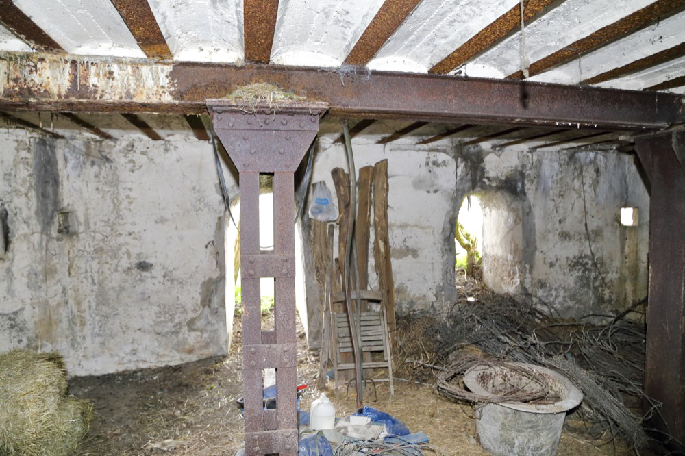 Ligne Maginot - GERSTHEIM 3 (TêTE DE PONT DE ) - (Blockhaus pour arme infanterie) - La chambre de tir vue vers l'ouest, avec les deux ouvertures pratiquées par les français