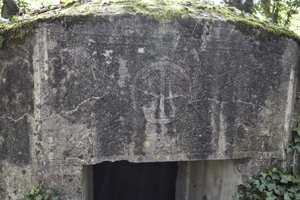 Ligne Maginot - HERRENFELD (II/34°RIF ) - (PC de Quartier) - Abri 6
Dessus de l'entrée avec son cartouche du 326 ?