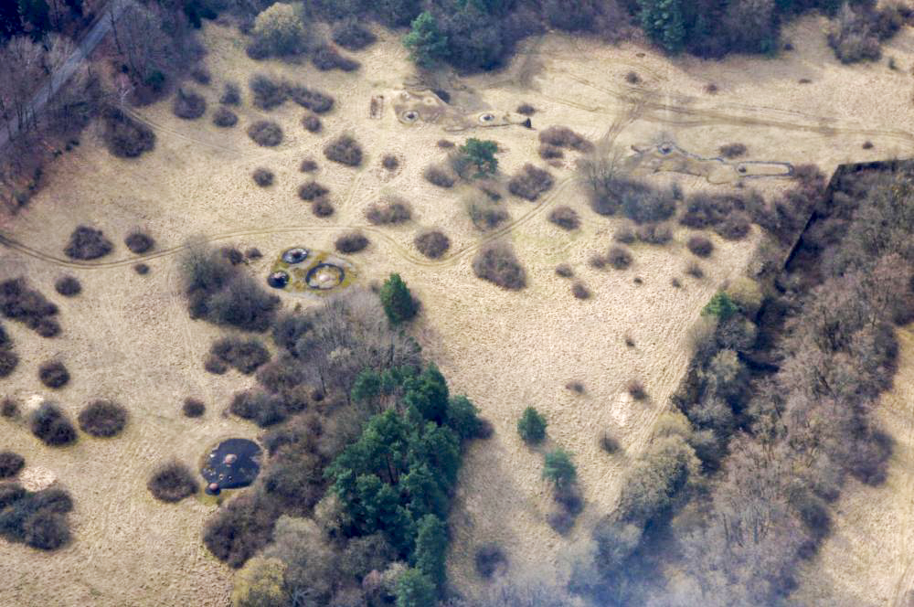 Ligne Maginot - HOCHWALD - (Ouvrage d'artillerie) - Ouvrage Ouest
De gauche à droite, le bloc 15, le bloc 14 les blocs d'artillerie 12 et 13  et sur la droite le fossé antichar protégeant le flanc ouest de l'ouvrage