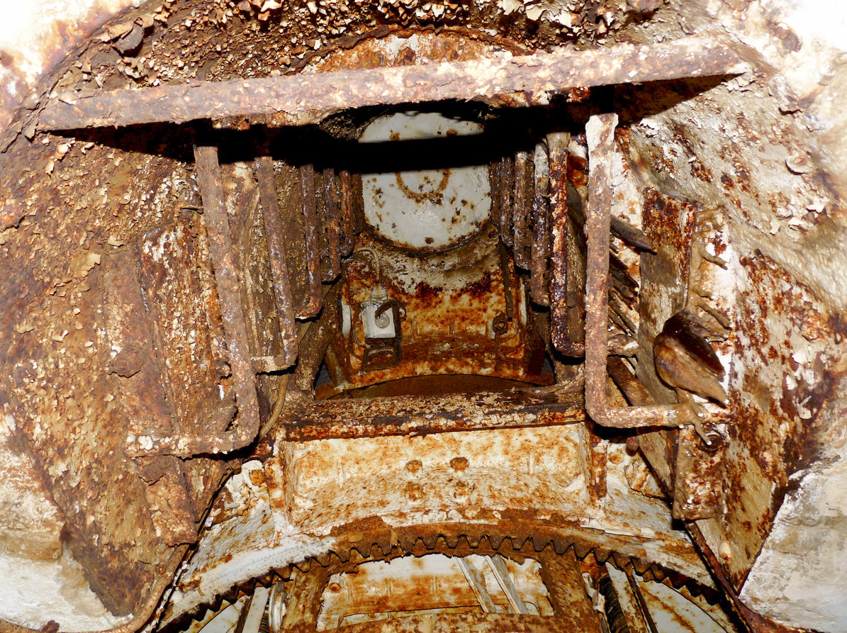 Ligne Maginot - HOCHWALD - (Ouvrage d'artillerie) - Bloc 2
Tourelle de mortiers 81 mm
L'accès à l'avant cuirasse