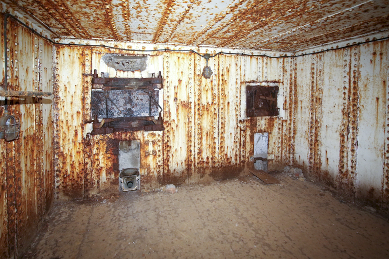 Ligne Maginot - HOCHWALD - (Ouvrage d'artillerie) - Bloc 13
Casemate d'infanterie pour deux jumelage de mitrailleuses et canon de 47 antichar
