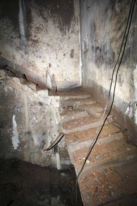 Ligne Maginot - BREMMELBACH NORD - C6 - (Casemate d'infanterie - double) - L'escalier menant aux dessous de l'ouvrage