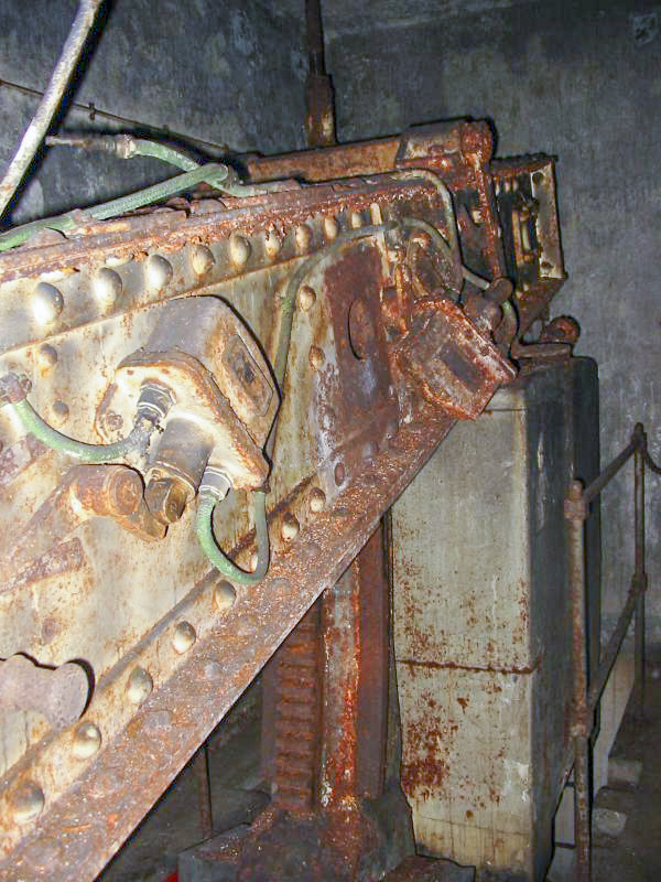 Ligne Maginot - LAUDREFANG - A37 - (Ouvrage d'infanterie) - Bloc 2
Étage inférieur de la tourelle mitrailleuses
Contrepoids et balancier