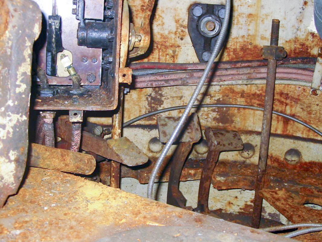 Ligne Maginot - LAUDREFANG - A37 - (Ouvrage d'infanterie) - Bloc 2
Tourelle de mitrailleuses
Pédales de commande dans la chambre de tir avec de gauche à droite : 
- Tir du canon (arme mixte)
- Rotation à gauche
- Rotation à droite