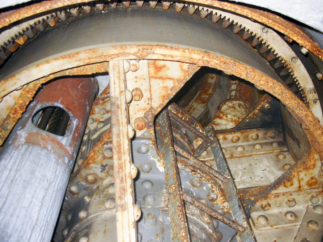 Ligne Maginot - LAUDREFANG - A37 - (Ouvrage d'infanterie) - Bloc 2
Tourelle de mitrailleuses
Accès à la chambre de tir
A gauche la noria d'approvisionnement en munitions