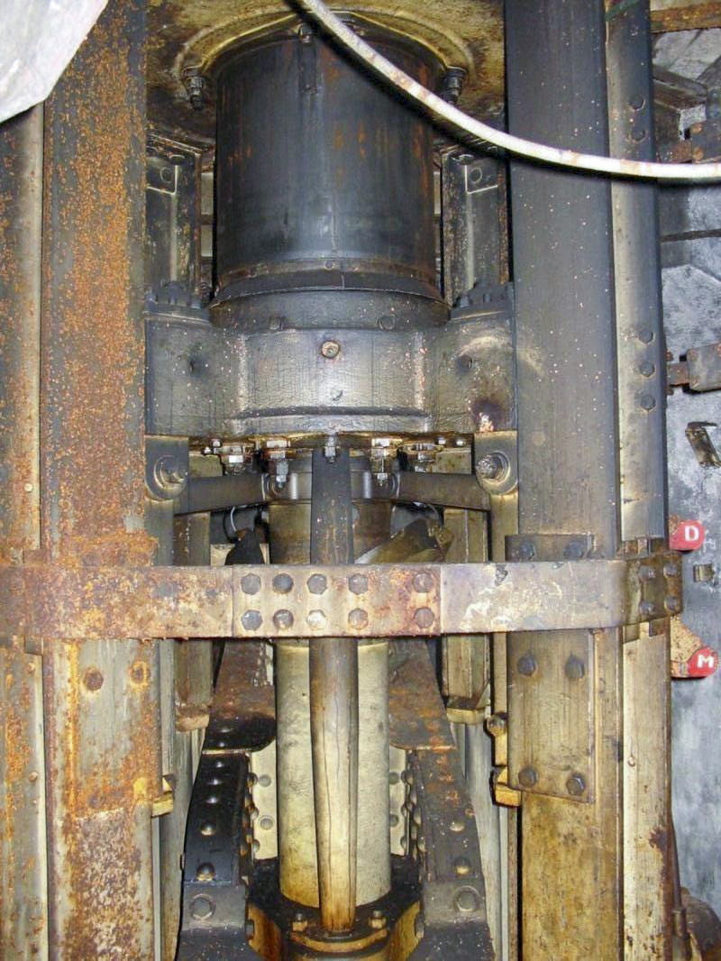 Ligne Maginot - LAUDREFANG - A37 - (Ouvrage d'infanterie) - Bloc 2
Étage inférieur de la tourelle mitrailleuses
Le fut pivot et le balancier