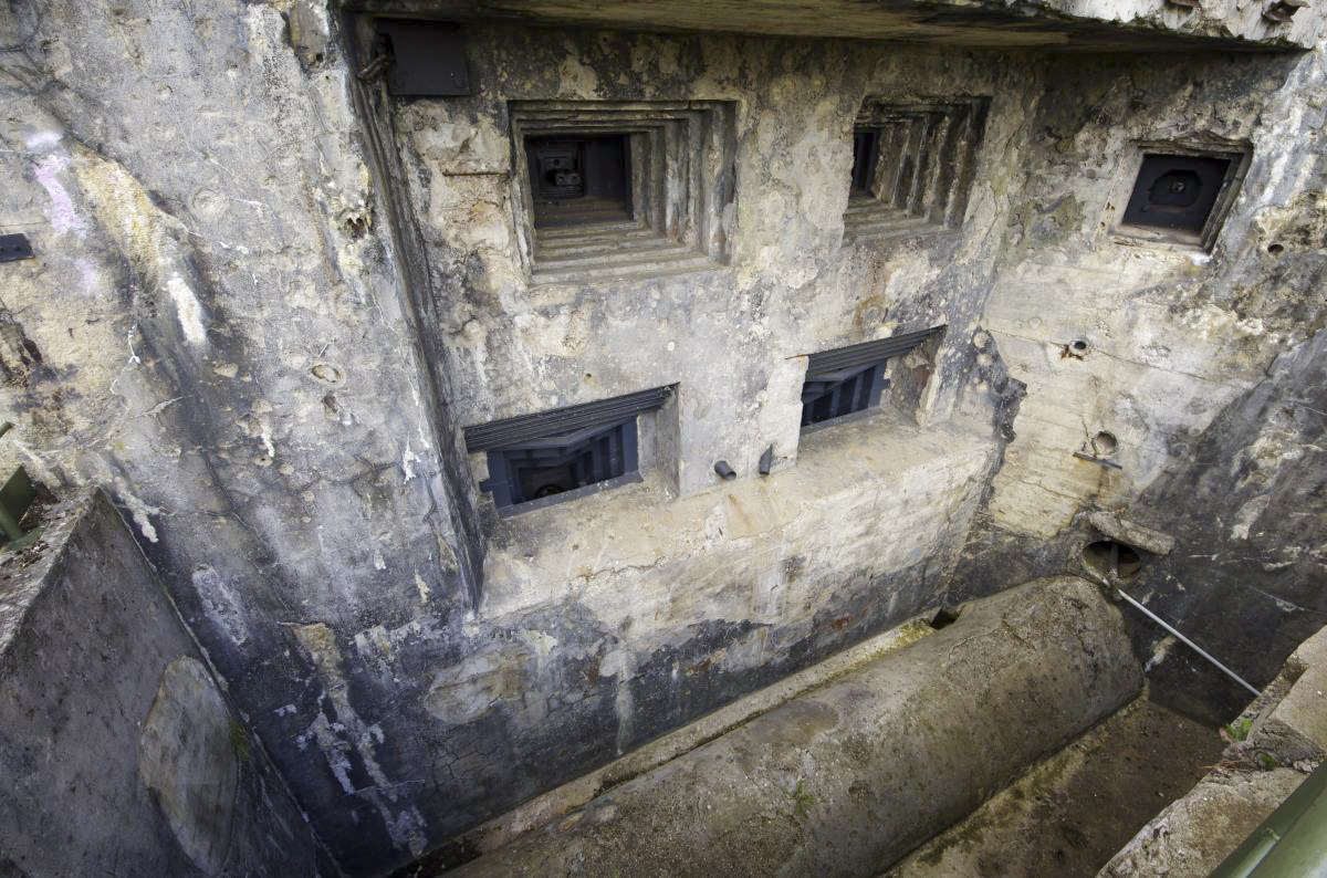 Ligne Maginot - LAUDREFANG - A37 - (Ouvrage d'infanterie) - Bloc 3
Chambres de tir JM/47 et mortiers de 81
Au fond du fossé diamant, le conduit d'alimentation en eau du bloc