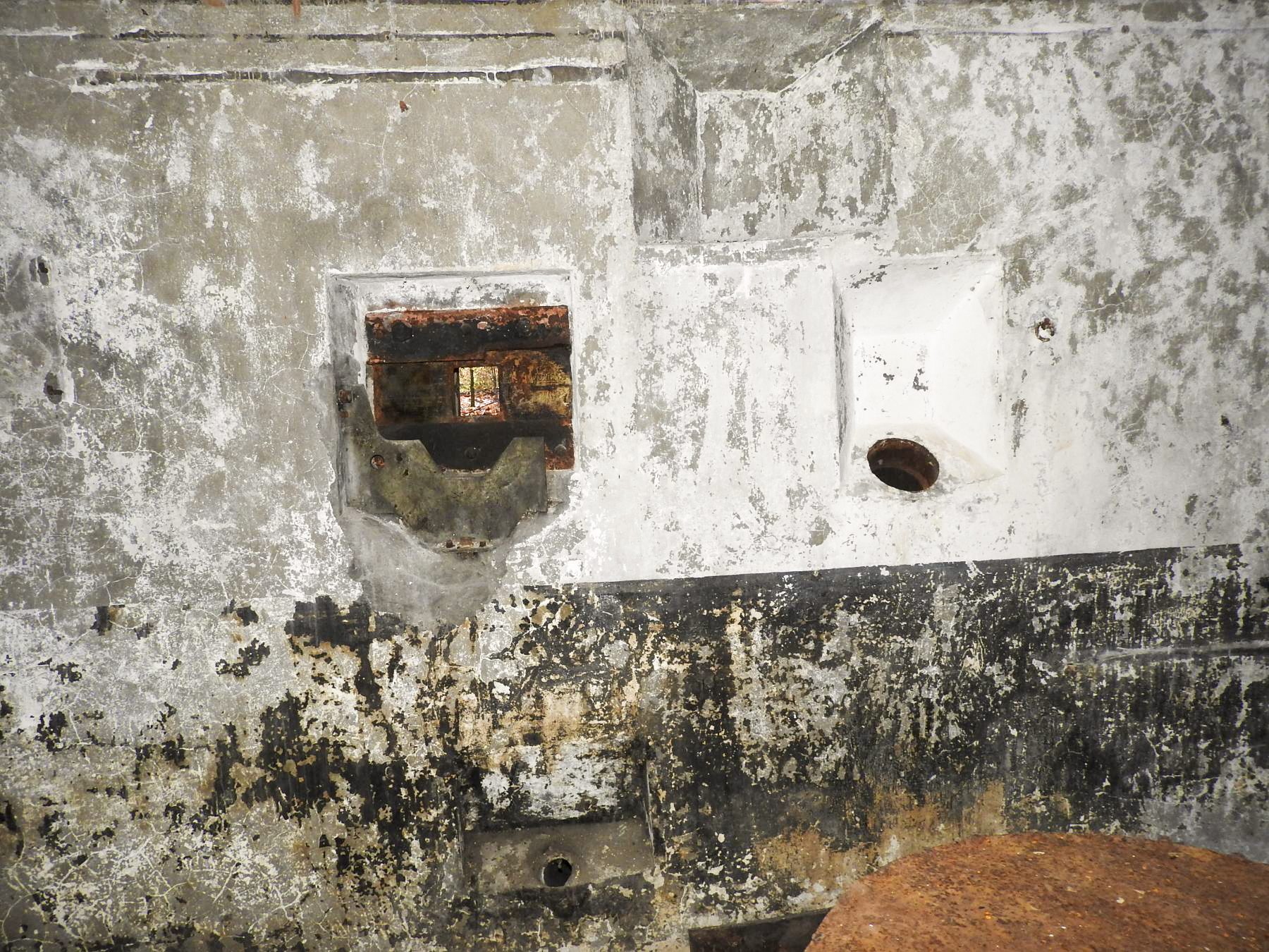 Ligne Maginot - GRAFENWEIHER NORD OUEST - (Casemate d'infanterie - double) - Un créneau FM et la goulotte pour grenades - STENGER Mathieu