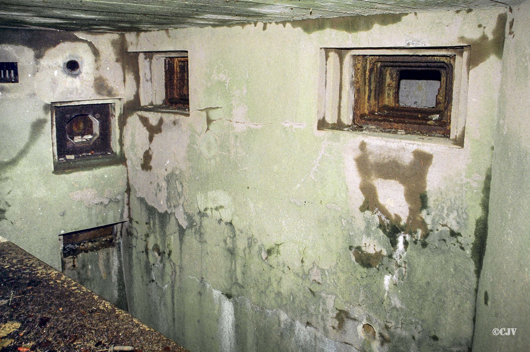 Ligne Maginot - DRACHENBRONN Nord Ouest ( Casemate d'infanterie ) - Les créneaux JM et canon de 37 et les deux créneaux FM de défense rapprochée - Caspar Vermeulen