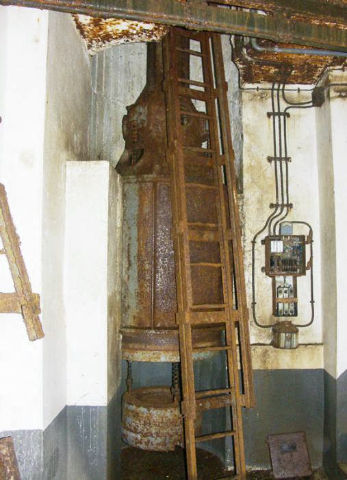 Ligne Maginot - HOCHWALD Haut Avant - Bloc 20 - O7 ( Observatoire d'artillerie ) - Cloche VP (Vision Périscopique)
Sous l'échelle, la colonne support permettant la mise en position et l'éclipse du périscope
