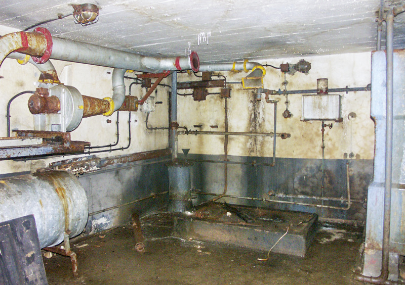 Ligne Maginot - HOCHWALD Haut Avant - Bloc 20 - O7 ( Observatoire d'artillerie ) - Usine
L'alimentation électrique de l'observatoire était assurée par un groupe électrogène à moteur CLM 1PJ65.
Noter le réservoir journalier resté en place