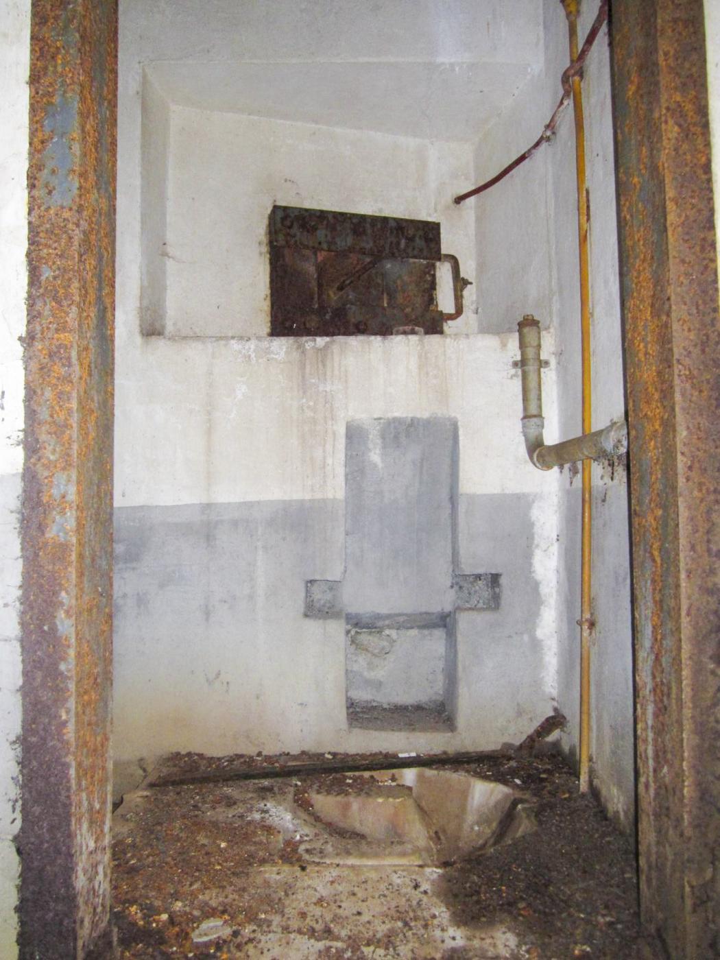 Ligne Maginot - HOCHWALD Haut Avant - Bloc 20 - O7 ( Observatoire d'artillerie ) - Latrines et créneau FM de défense de l'entrée