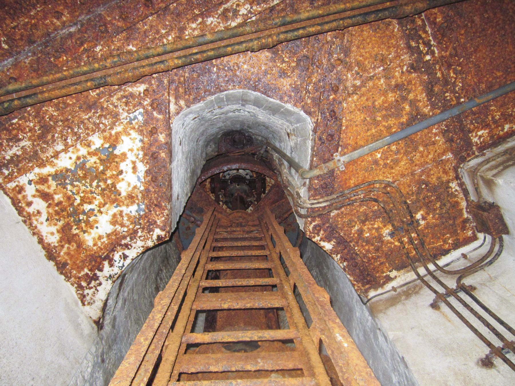 Ligne Maginot - HOCHWALD Haut Avant - Bloc 20 - O7 ( Observatoire d'artillerie ) - L'échelle d'accès est équipée de glissières pour la manutention du périscope