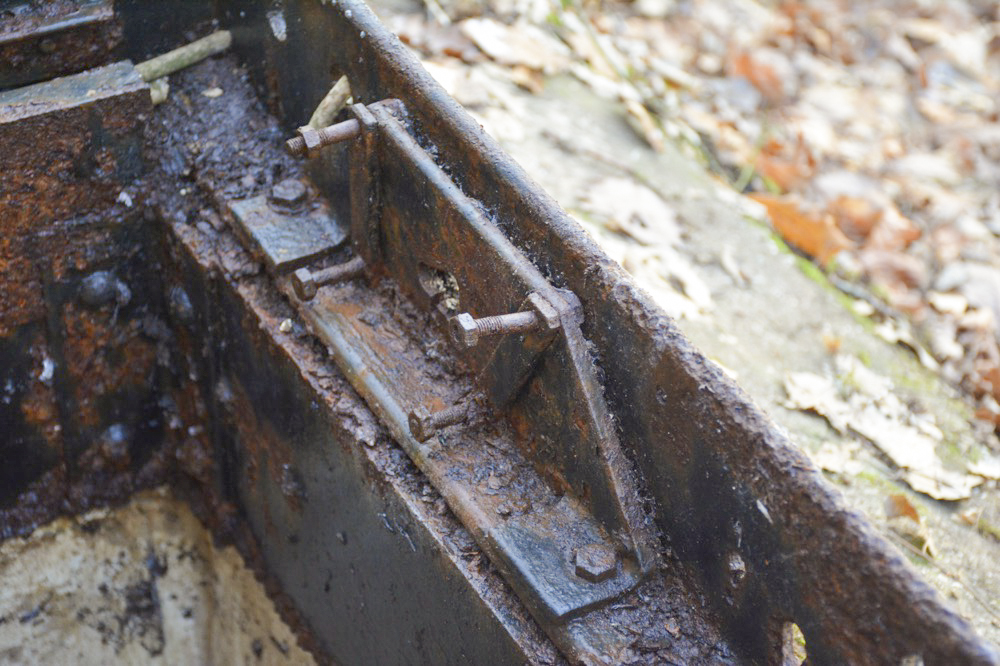 Ligne Maginot - H5 ( Chambre de coupure ) - Détail du support de la serrure de la trappe