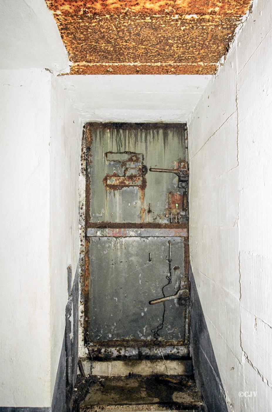 Ligne Maginot - HOCHWALD C3 ( Casemate d'infanterie ) - Porte blindée de l'entrée, récupérée après guerre sur un ouvrage allemand du Westwall