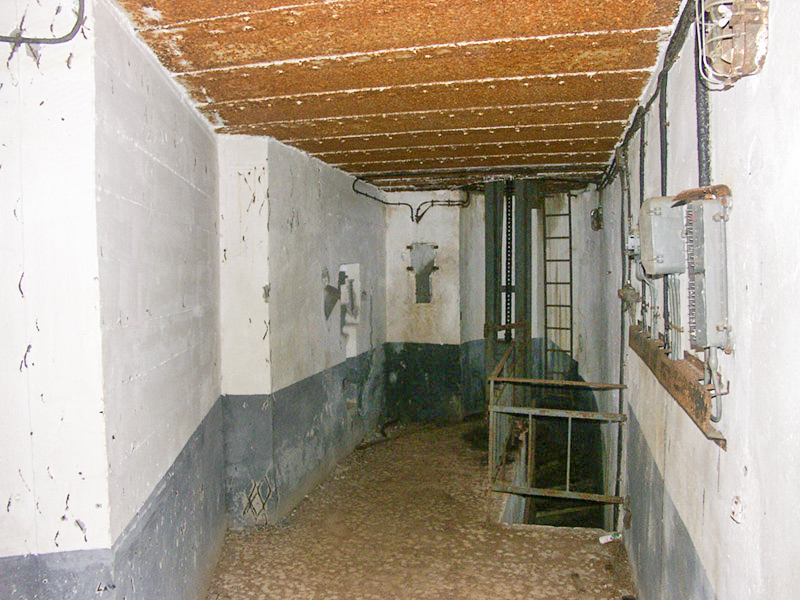 Ligne Maginot - HOCHWALD C3 ( Casemate d'infanterie ) - L'aile droite abritant le créneau FM de façade, la cloche GFM et le central téléphonique