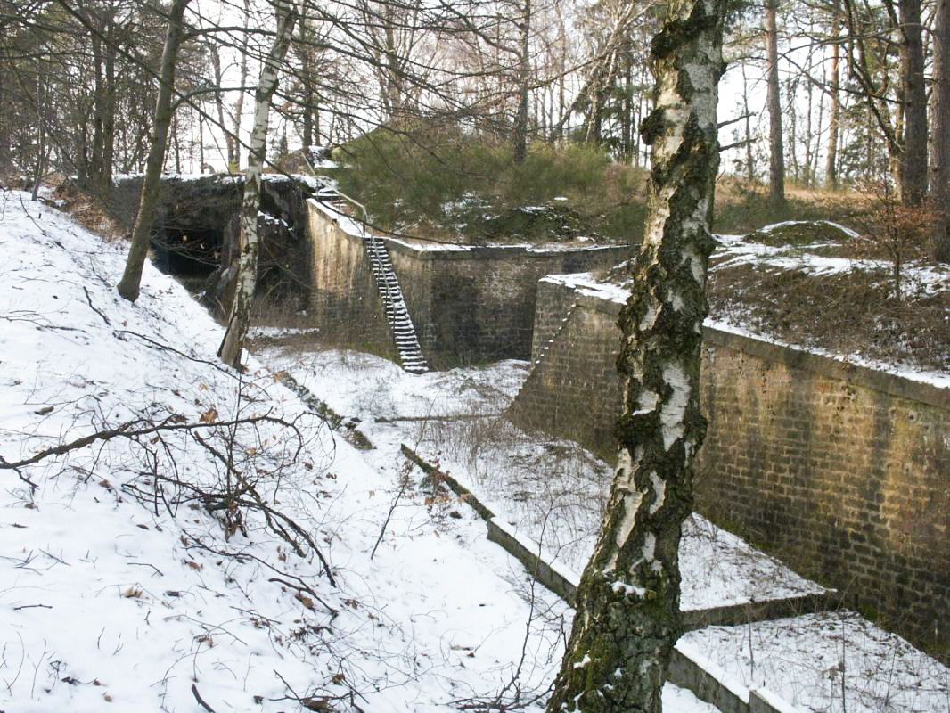 Ligne Maginot - HOCHWALD C5 ( Casemate d'infanterie ) - La casemate et le fossé qu'elle couvre