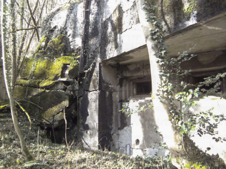 Ligne Maginot - HOCHWALD C9 ( Casemate d'infanterie ) - La façade avec les créneaux de tir
