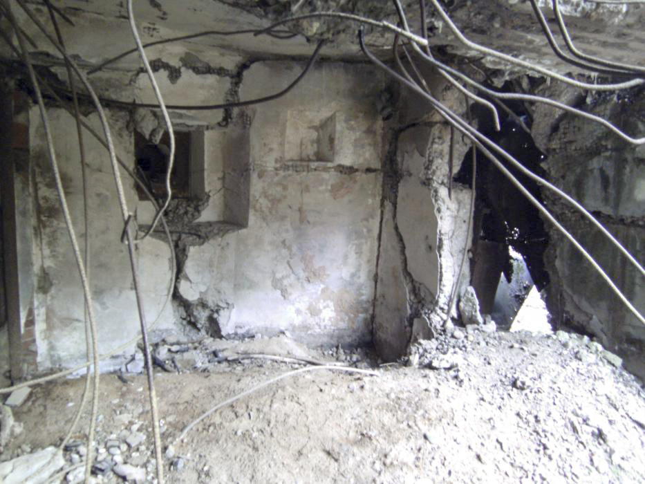 Ligne Maginot - Casemate Hochwald C9 - Vue sur les ruines de l'entrée, en face le créneau FM de défense intérieur