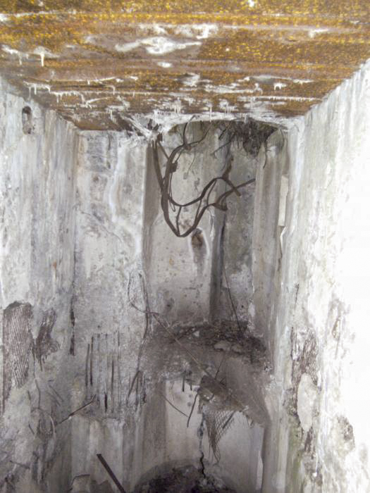 Ligne Maginot - INGOLSHEIM Est ( Casemate d'infanterie ) - L'intérieur de la casemate, la dalle entre les deux niveaux s'est effondrée