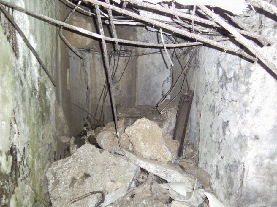 Ligne Maginot - INGOLSHEIM Ouest ( Casemate d'infanterie ) - Les restes de l'intérieur dévasté.