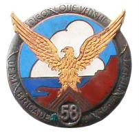 Ligne Maginot - Insigne de la 58° Demi Brigade Alpine de Forteresse (DBAF) - Portant l'inscription 'Digon que vengue' qui signifie 'Dis lui qu'il  vienne'
Fabrication Drago