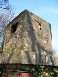 Ligne Maginot - LE QUESNOY - (Stand de tir) - Le blockhaus d'entrainement aux armes antichar
Vue du poste d'observation surplombant la construction.
Noter la fente latérale en plus du créneau d'observation proprement dit