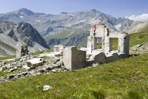 Ligne Maginot - Baraquements du Fréjus - Ruine du baraquement infirmerie. Cette construction de 1935 a résisté à l'avalanche de fin d'année