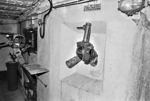 Ligne Maginot - SAINT ROCH (SHR) - (Ouvrage d'artillerie) - Bloc 4, 
La goulotte lance grenade en position de chargement
A l’arrière plan, le jumelage de mitrailleuses Reibel MAC 31