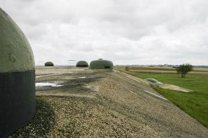 Ligne Maginot - BOIS DU FOUR - A5 - (Ouvrage d'infanterie) - Les cloches en superstructure
La tourelle est en contrebas à droite