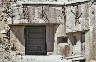 Ligne Maginot - JANUS - (Ouvrage d'artillerie) - Bloc 1
En bas du pont-levis le créneau provisoire pour canon 75/31 tirant vers le Gondran