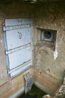 Ligne Maginot - CATTENOM - O20 - (Observatoire d'artillerie) - Entrée de l'observatoire
Noter la passerelle d'accès et le créneau FM de défense rapprochée