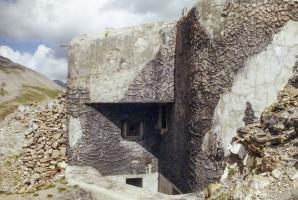 Ligne Maginot - GRANGES COMMUNES - (Ouvrage d'infanterie) - Bloc 2
Le créneau pour fusil mitrailleur et la prise d'air sur la droite.
Une issue de secours débouche dans le fossé