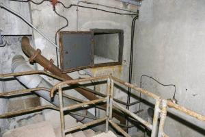 Ligne Maginot - GRANGES COMMUNES - (Ouvrage d'infanterie) - Bloc 2
Le système de prise d'air de l'ouvrage à droite; sur la gauche, les tuyaux d'évacuation de l'air vicie et des gaz d'échappement aboutissant dans la cheminée d'évacuation