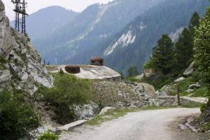 Ligne Maginot - LAVOIR - (Ouvrage d'artillerie) - L'entrée munitions et le blockhaus LAVOIR 1 visible à l'arrière plan