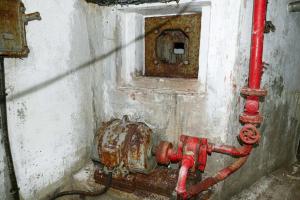 Ligne Maginot - LAVOIR - (Ouvrage d'artillerie) - Entrée munitions
Créneau FM de défense intérieure et pompe pour remonter le gasoil jusqu'aux citernes 97 m plus haut