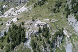 Ligne Maginot - LAVOIR - (Ouvrage d'artillerie) - Vue aérienne générale depuis l'Est
De droite à gauche : entrée hommes, B1, bloc cheminée, B2, B3, B5