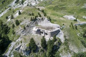 Ligne Maginot - LAVOIR - (Ouvrage d'artillerie) - Bloc 1 et bloc cheminée
Les blocs 2, 3 et 5 se devinent à l'arrière plan