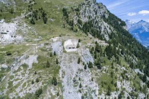 Ligne Maginot - LAVOIR - (Ouvrage d'artillerie) - Vue aérienne générale depuis le Sud
De droite à gauche : B1, B2, B3, B4