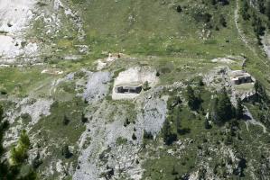 Ligne Maginot - LAVOIR - (Ouvrage d'artillerie) - Vue aérienne générale depuis le Sud
De droite à gauche : B1, bloc cheminée, B2, B3, B5 et B4