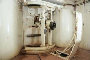 Ligne Maginot - LAVOIR - (Ouvrage d'artillerie) - Bloc 5
Chambre de tir cuirassée pour canon-mortier de 75 mle 31, avec l'écran d'évacuation des douilles