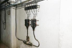 Ligne Maginot - LAVOIR - (Ouvrage d'artillerie) - Bloc 5
Etage inférieur
La distribution de l'éclairage du bloc