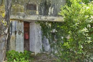 Ligne Maginot - 27/3 - FRIESENHEIM - (Casemate d'infanterie - Double) - Entrée et son créneau de défense.