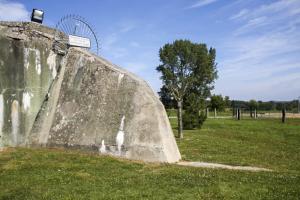 Ligne Maginot - Blockhaus CB8 - Sentzich - On notera le mur d'aile raccourci, le fossé comblé, le rocaillage supprimé, et la présence d'une aire de jeux pour enfants.