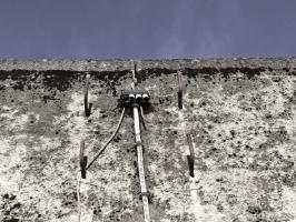Ligne Maginot - BREHAIN OUEST (C2 DE L'OUVRAGE DE BREHAIN) - (Casemate d'infanterie - Simple) - L'alimentation électrique en façade depuis le transformateur extérieur du CENE.
NB : le câble a été remplacé après guerre