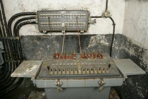Ligne Maginot - CHARMAIX - (Central téléphonique isolé) - La table opérateur et le panneau mural 32 circuits